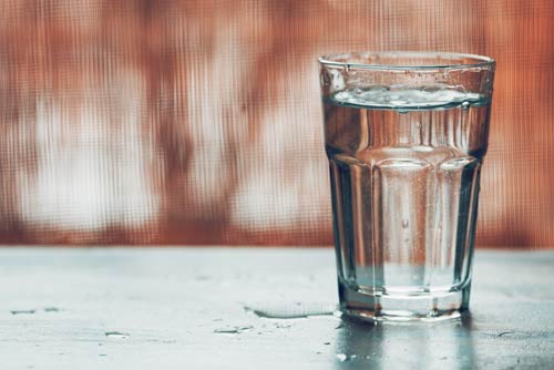 Vaso de agua para aliviar boca seca